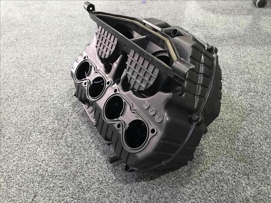 HONDA CBR1000 RR4 RR5 2004 2005 AIRBOX 17220-MEL-010 INC FUEL RAIL AND INJECTORS - Image 4