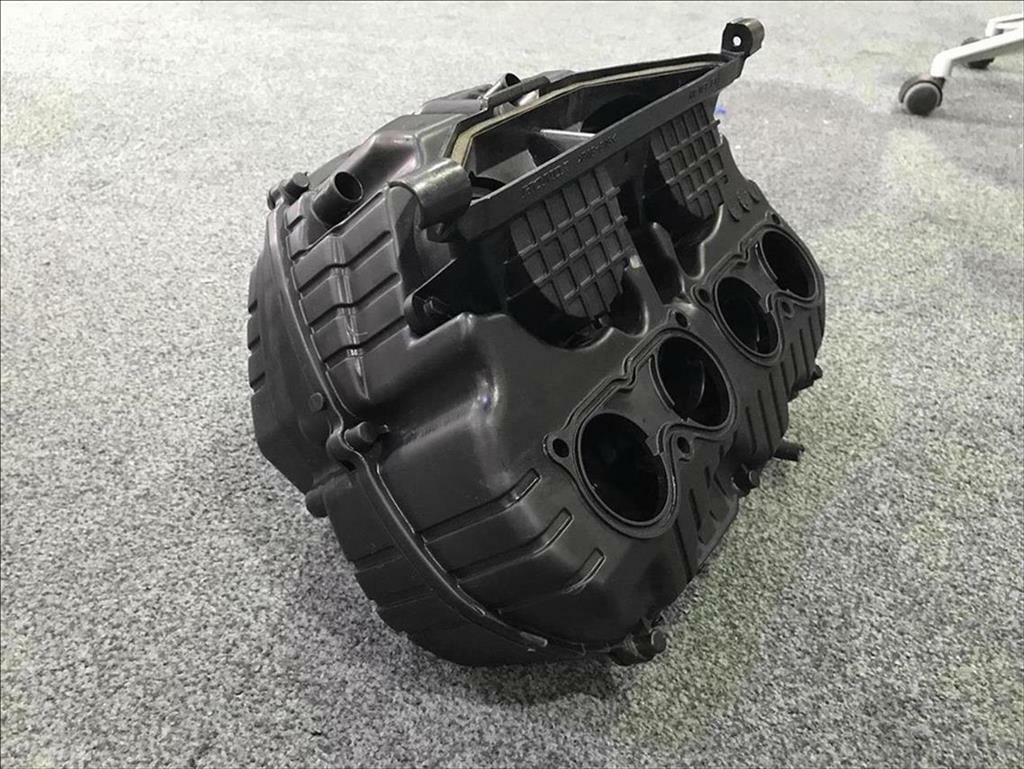 HONDA CBR1000 RR4 RR5 2004 2005 AIRBOX 17220-MEL-010 INC FUEL RAIL AND INJECTORS - Image 5