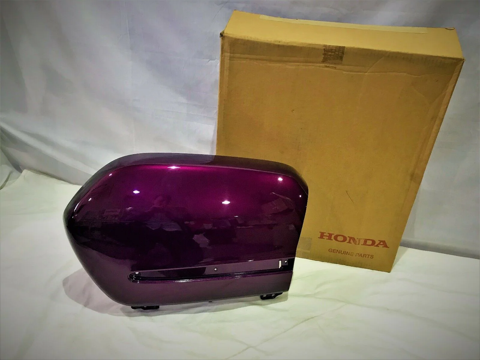 HONDA GL1800 GOLDWING GENUINE LEFT SADDLEBAG LID KELLY MAGENTA 81421-MCA-000ZL - Image 5
